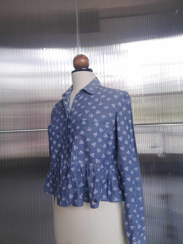 Chemise upcyclée grise à fleurs – Image 2
