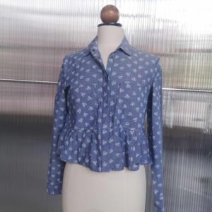 Chemise upcyclée grise à fleurs