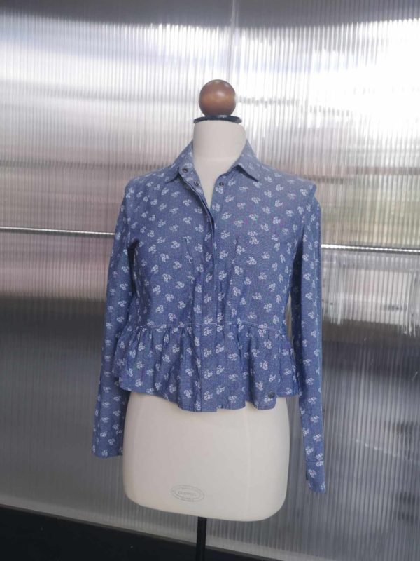 Chemise upcyclée grise à fleurs
