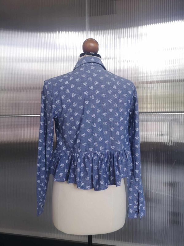 Chemise upcyclée grise à fleurs – Image 3