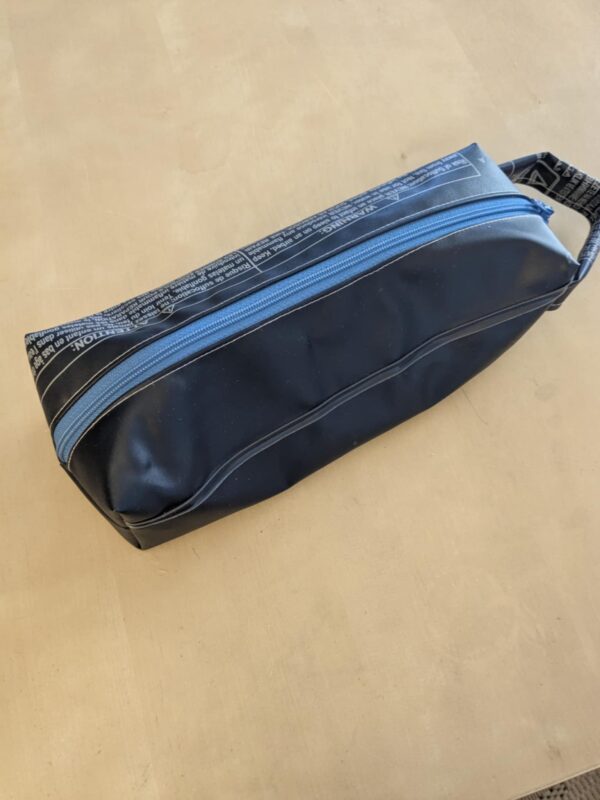 Trousse upcyclée en matelas gonflable -  édition limitée – Image 6