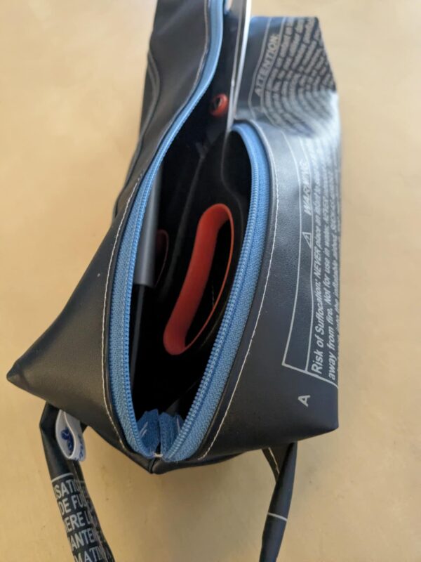 Trousse upcyclée en matelas gonflable -  édition limitée – Image 7